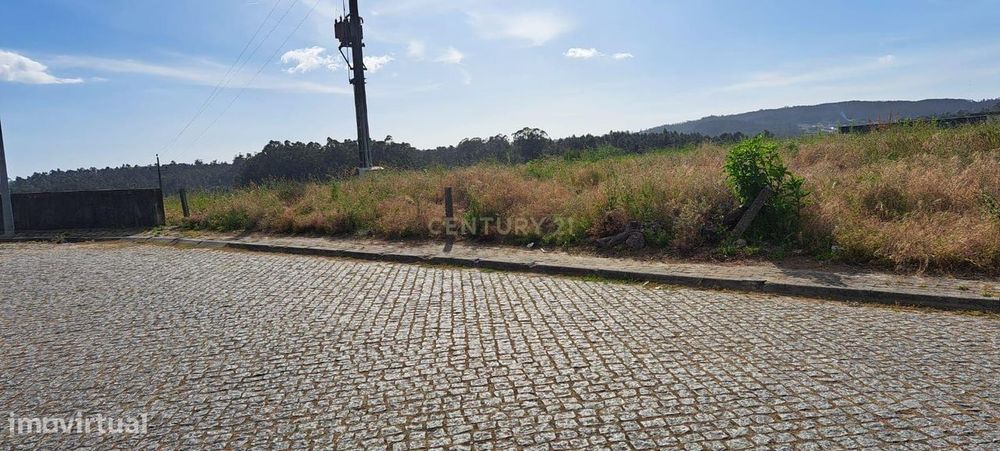 Terreno com 652m² à venda em Chorente - Barcelos
