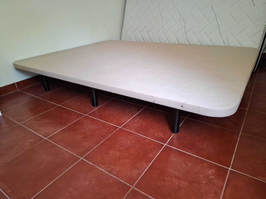 Cama de Casal Completa: Colchão Ortopédico + base Tapizada com pés