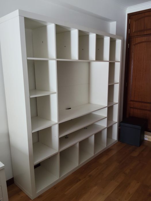 Móvel IKEA para TV com arrumação
