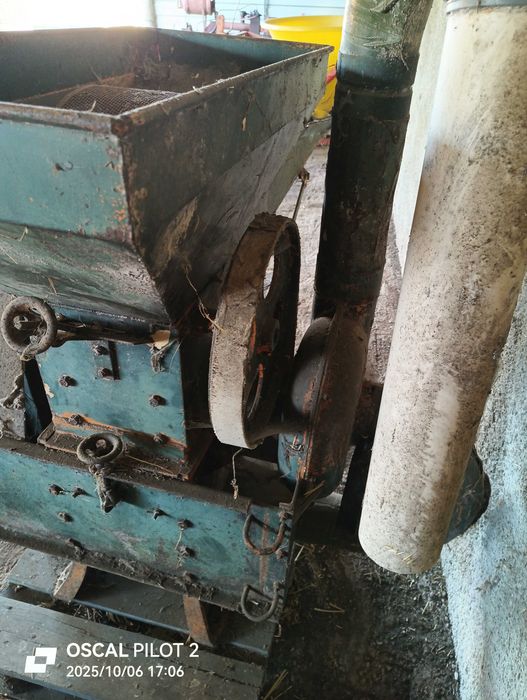 Moinho de martelos da Tramagal tocado por trator