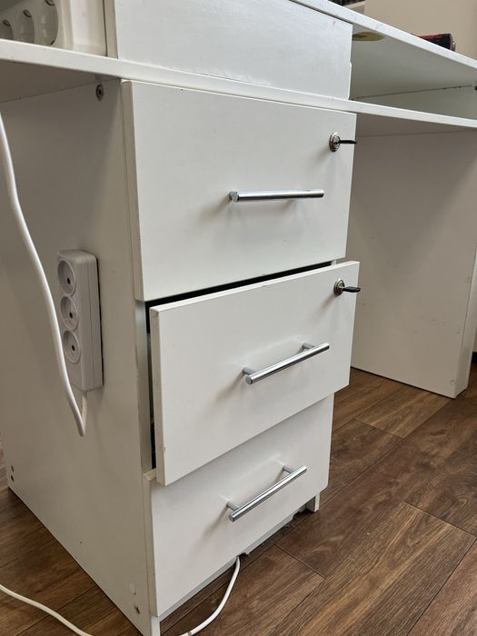 Манікюрний стіл  для двох майстрів