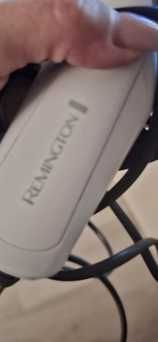 Maszynka Remington z nasadką grzebieniową.