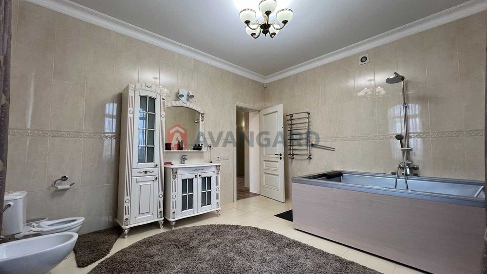 Продам современный дом возле леса и реки, в Обуховке