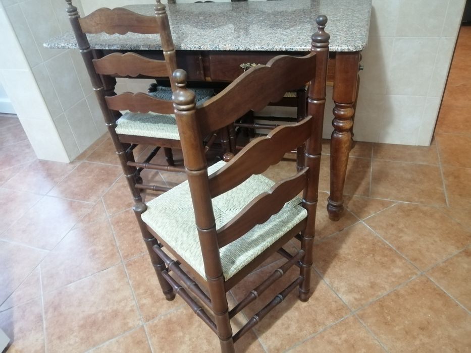 Mesa tampo mármore e 4 cadeiras