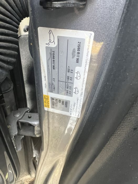 Peugeot 2008 2022 року двері.