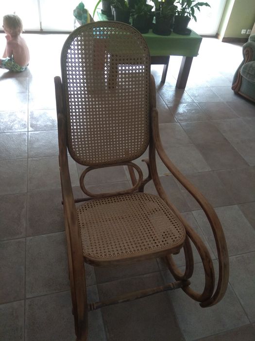 Słynny legendarny fotel bujany, wstępnie oczyszczony.