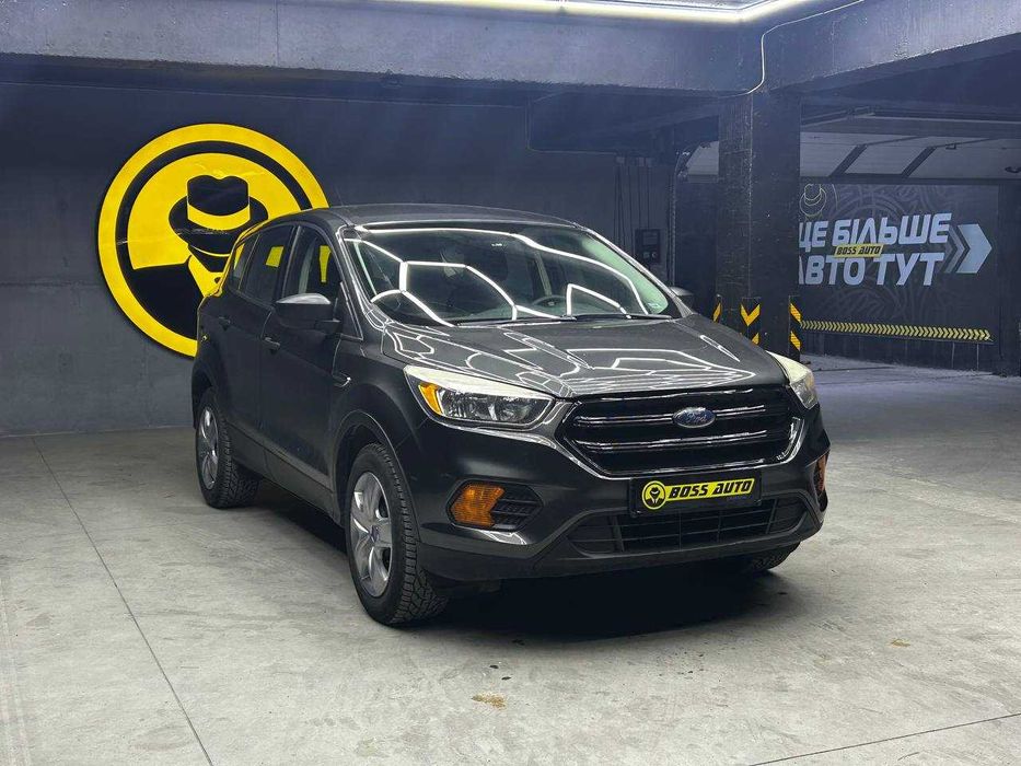 ID
51084

Пригнаний із Америки Ford Escape у відмінному технічному та зовнішньому стані. Два ключі, один власник в Україні. Встановлена зимова резина, авто доглянуте та повністю готове до поїздок. ТО виконано 3000 км тому: замінені фільтри та масло; масло в коробці міняли при заїзді в Україну. ГРМ не міняли. По ходовій замінені кулаки, наразі нічого робити не потрібно — все обслужено. Комплектація SE: сучасна мультимедійна система з якісним звучанням, Bluetooth та підтримкою додатків; круїз-контроль для комфортних поїздок; багатофункціональне кермо (мультируль); кондиціонер повністю заправлений; підігрів дзеркал; задні парктроніки для зручності під час паркування; камера заднього виду; оригінальні коврики; комфортні сидіння з регулюваннями; датчики світла та дощу; центральний замок з дистанційним управлінням; електропакет; якісне освітлення з чіткою світлотіньовою межею. Авто без потреби у вкладеннях, доглянуте, технічно справне та готове до експлуатації. Ідеальний варіант для тих, хто шукає надійний і економічний автомобіль у хорошій комплектації.