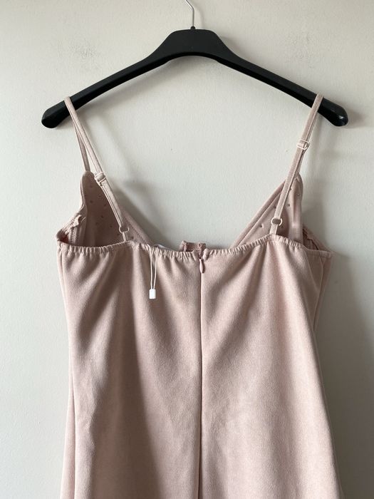 Zamszowa krotka sukienka mini cyrkonie perelki