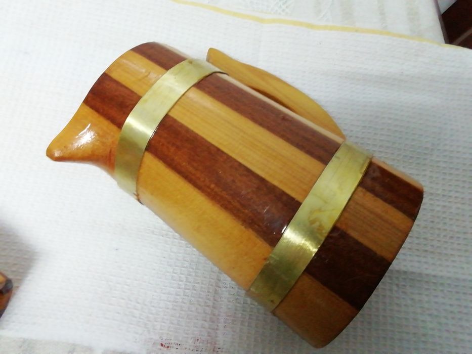 Jarro com dois copos em madeira fabrico artesanal