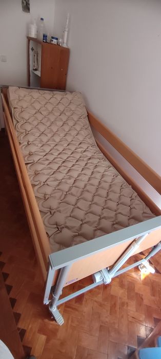 Cama articulada elétrica invacare