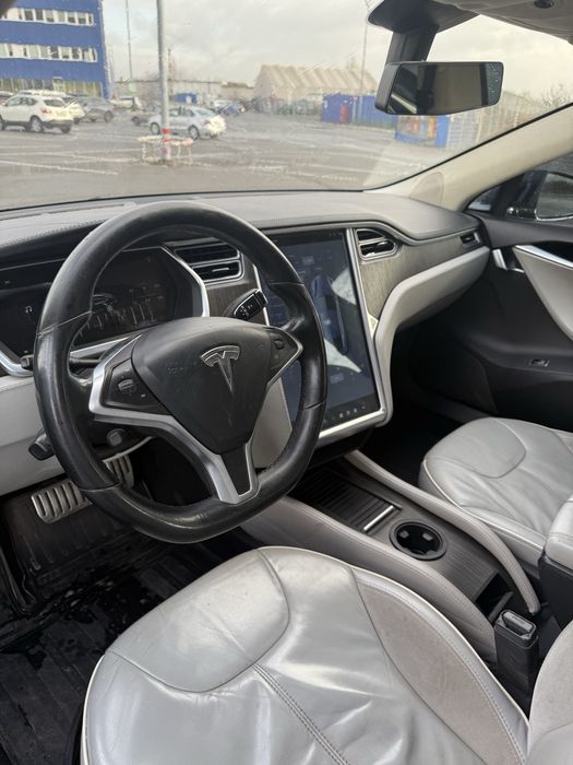 Тесла модел с 85кв перфоменс