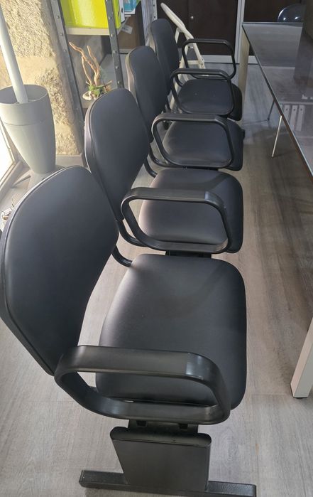 Vendo cadeiras de recepção ( 4 lugares)
