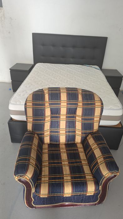 Cama de casal com mesinhas ,colchões  etc