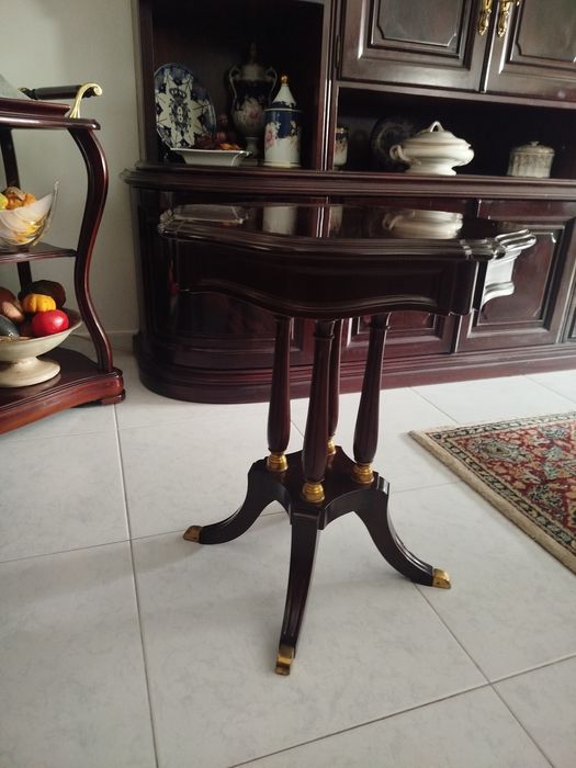 Mesa de apoio com pé de galo