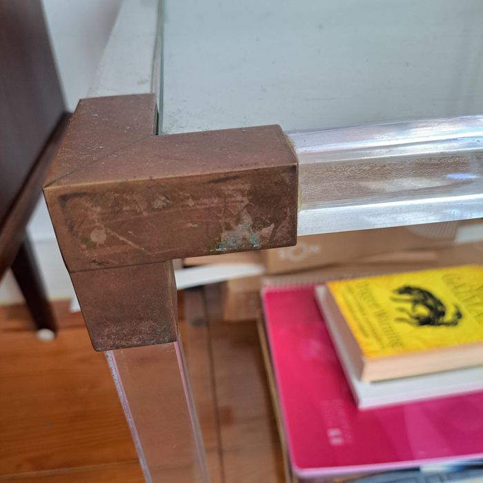 Mesa de apoio em acrílico e vidro