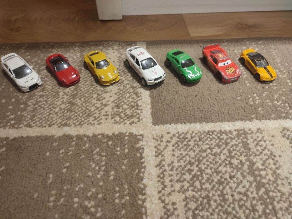 Zestaw zabawkowych samochodzików resoraków 7 szt.