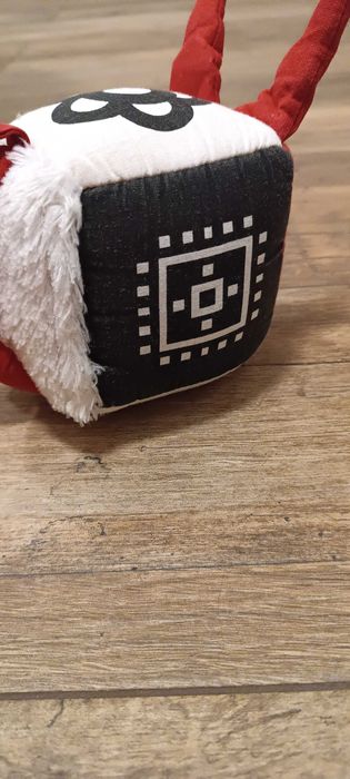 Kostka sensoryczna biali-czarna dla niemowlat grzechotka
