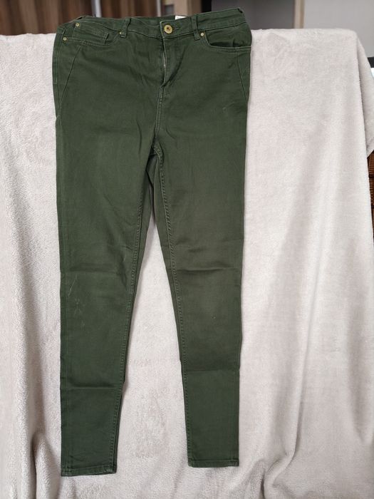 Spodnie khaki z kieszeniami