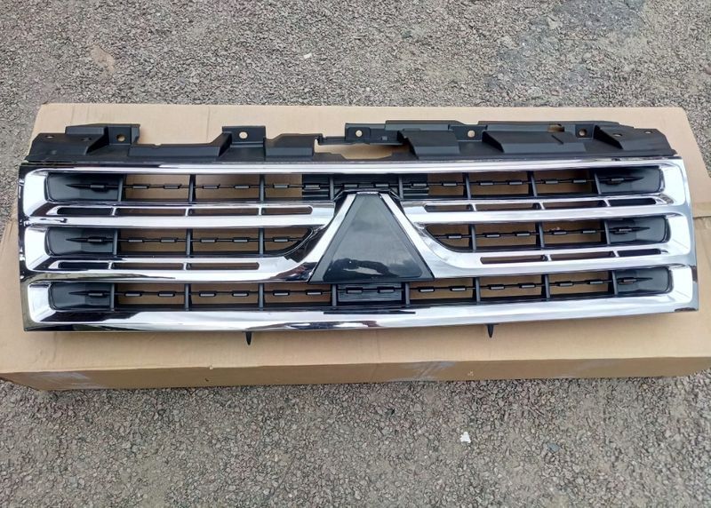 Решётка радиатора Mitsubishi Pajero Wagon 4 решетка Паджеро 2012-2014