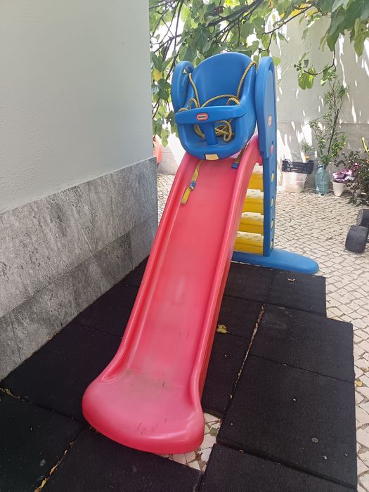Escorrega e baloiço em bom estado