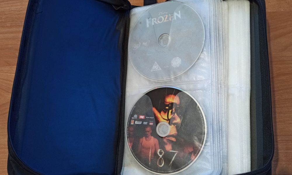 26 filmów: 24x DVD, 2x VCD, 1x CD video w czarnym etui