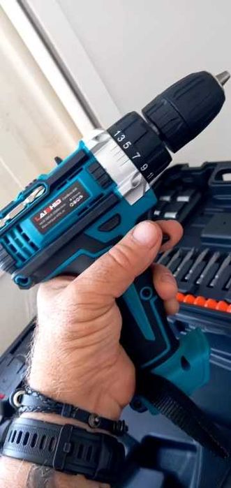 Parafusadora 18v nova na caixa, como as fotos mostram.