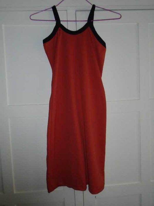 Vestido justo cor tijolo