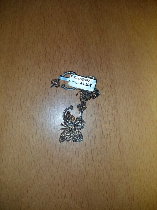 Brincos de prata contrastada com pendente com banho de ouro