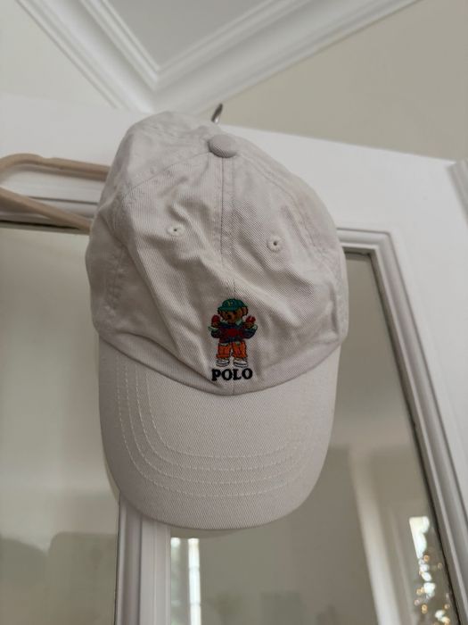 Boné infantil com ursinho Polo Ralph Lauren.