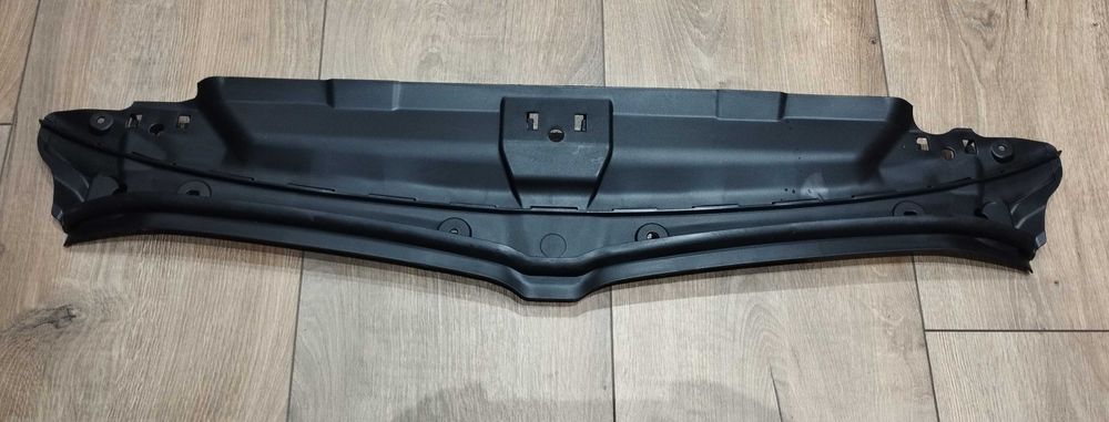 BMW 3 G20 G21 верхняя накладка радиатора 51767461970