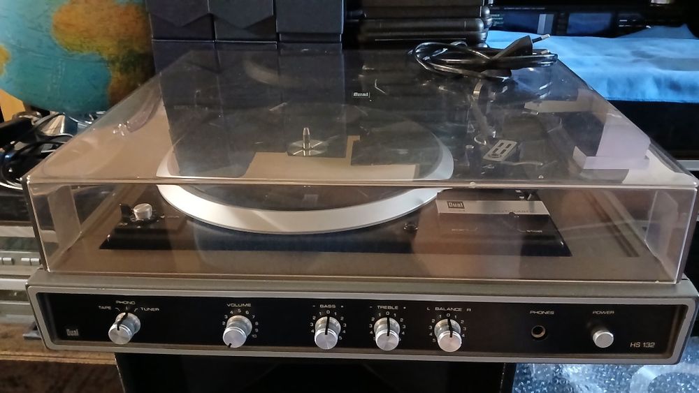 Gramofon DUAL 1234 model HS 132 z wbudowanym wzmacniaczem.
