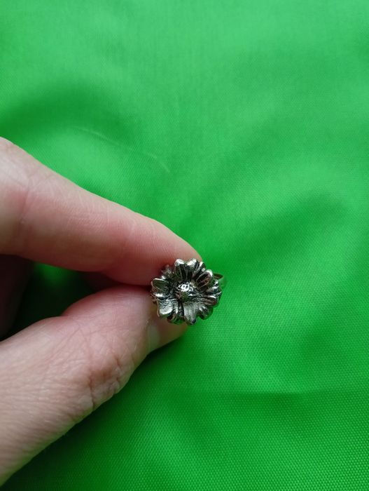 Pierścionek damski z kwiatkiem Vintage
