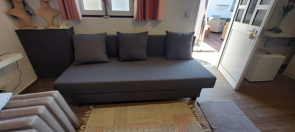 Vende-se sofá cinza, 2 lugares conversíveis.