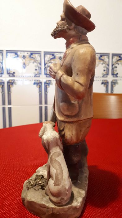 Boneco caçador em louça