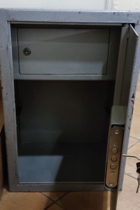 Сейф металевий в нормальному стані