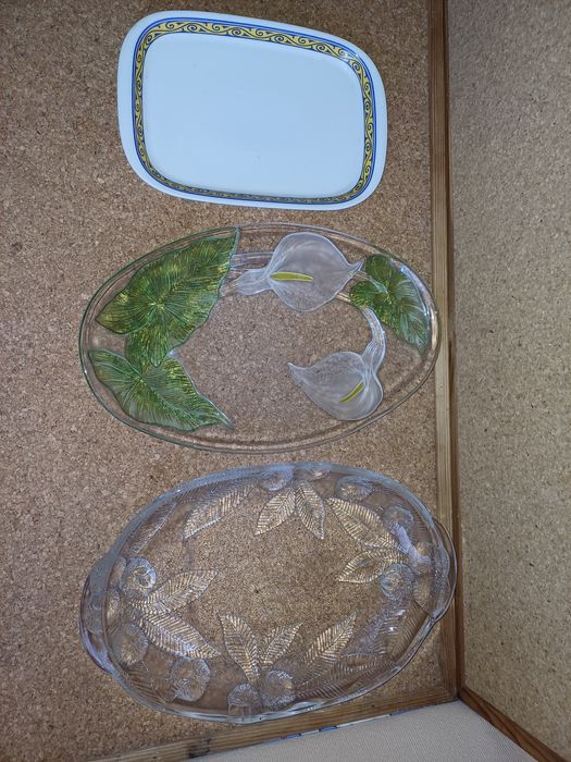 Travessas / fruteiras com flores e  folhas em relevo e costa verde.