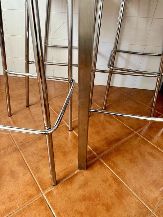 Conjunto mesa e 4 cadeiras altas IKEA