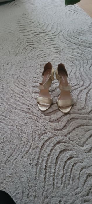 Złote skórzane  sandały na obcasie ok.8 cm.