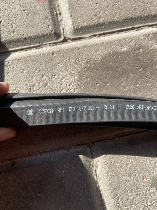 Ущільнювач дверей Шкода Октавія А5 уплотнитель ляди, дверей Octavia