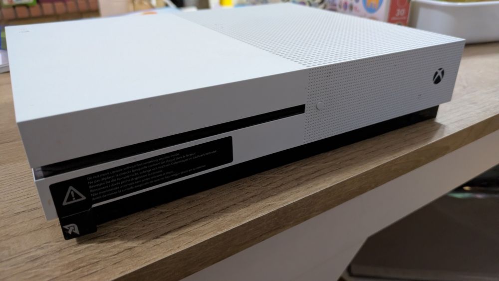 Xbox One S 1TB + pad + 12 gier