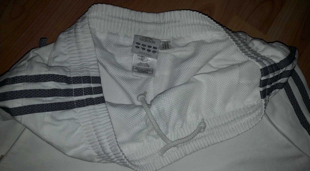 Białe spodenki szorty za kolano Adidas S