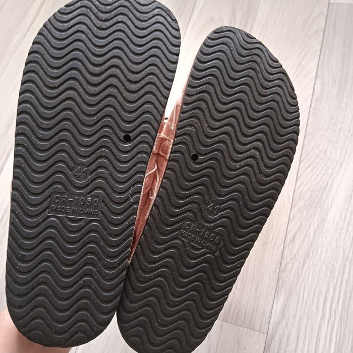 Klapki damskie zabudowane całe palce z łańcuchem Mule Born2be