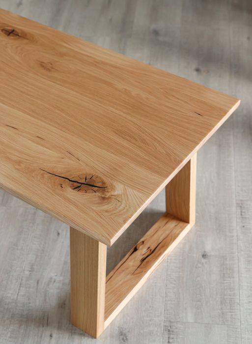 Dębowy stolik kawowy ,lity , trapezowe nogi , sęki