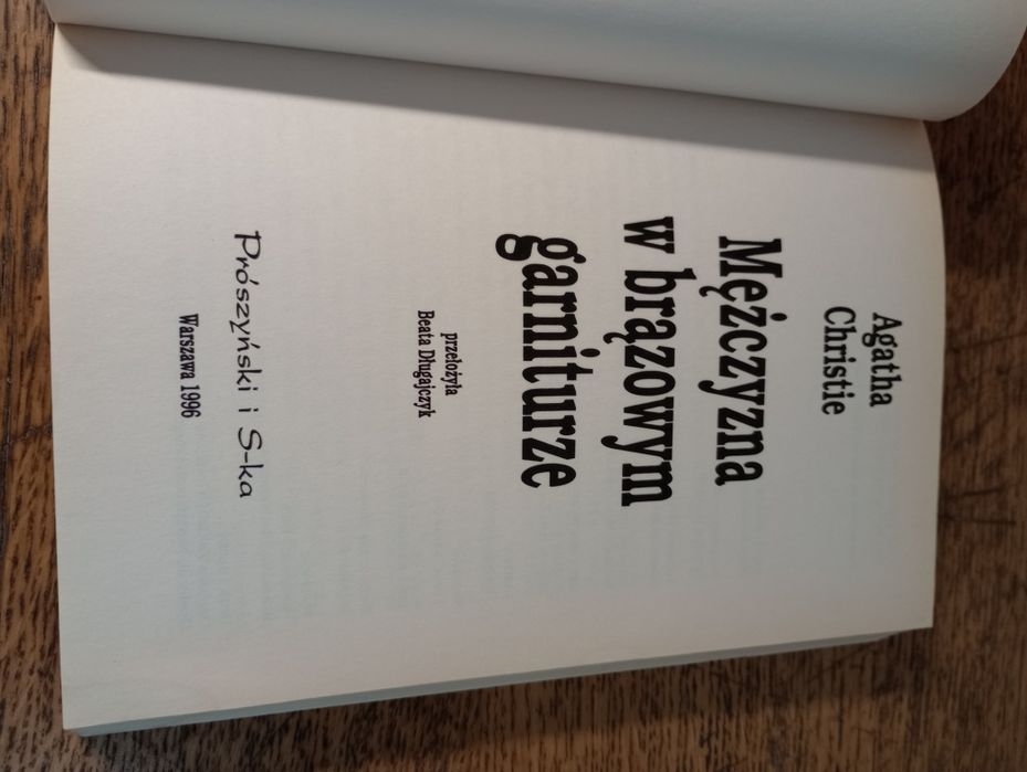 Mężczyzna w brązowym garniturze. Agatha Christie