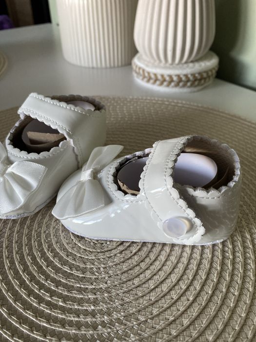 Białe buciki do chrztu lakierowane 0-6 msc