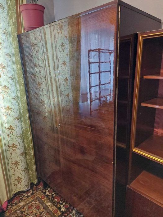 Віддам безкоштовно старі меблі (сервант, ліжко, шафа). Самовивіз! Терміново!