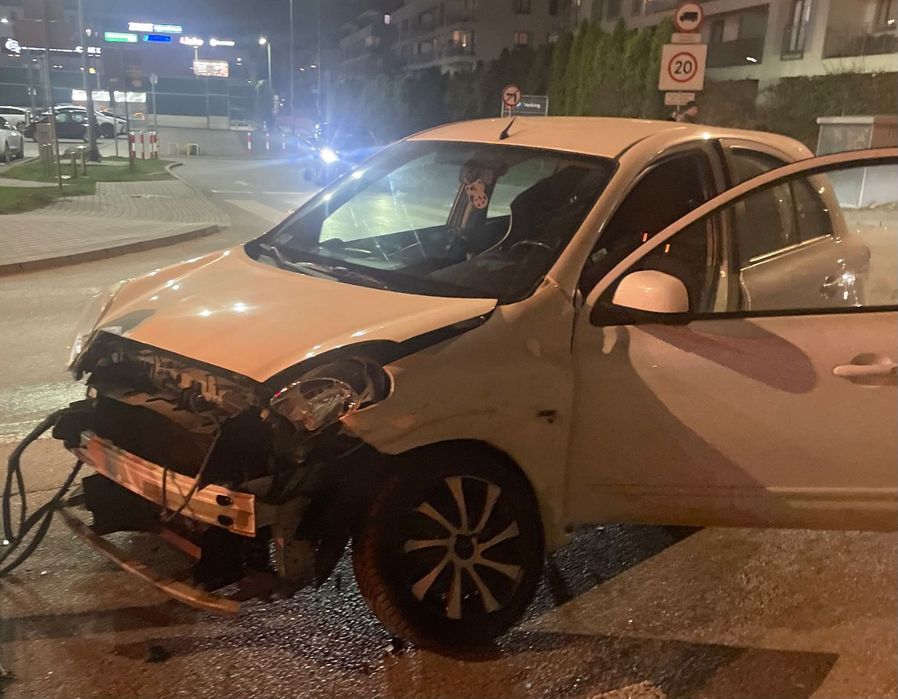 Nissan Micra Nissan Mikra 2011 uszkodzony przód, niski przebieg.