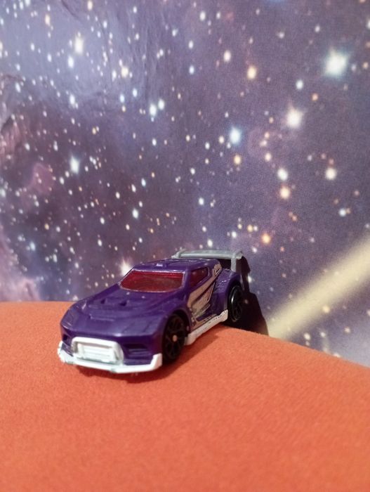 Машина Hotiwheels