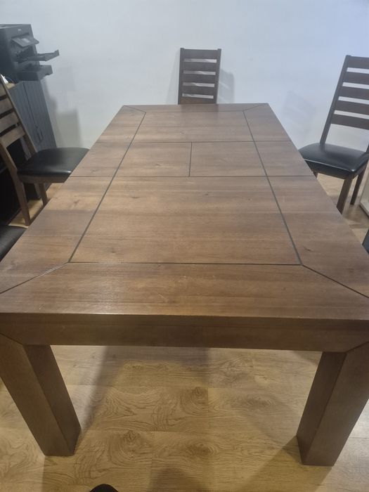 Solidny stół z litego drewna i 6 krzeseł z czarnej eko-skory
To jest z