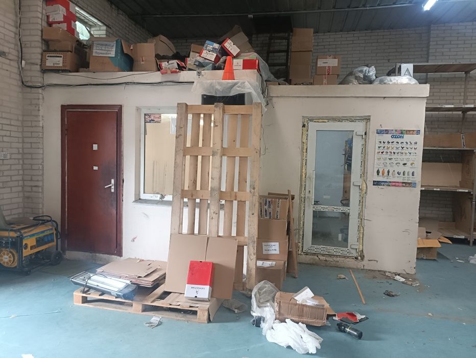 Солом'янський р-н. Склад 378м на рампі, зі стелажами.